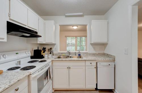 Durham Apartment | Viagem Pretty and Comfy 1BR with Parking