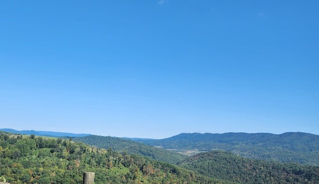 Peaceful country rustic glamping cottage- stargazing and mountain views